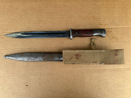 WW2 German S84/98 Bayonet with Scabbard and Reproduction Tropical Frog